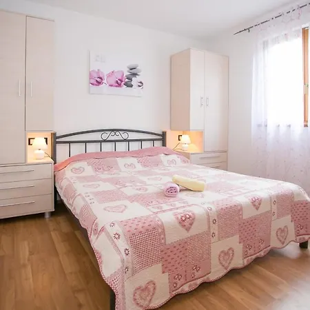 Pleasant Valmonida With Pool, Sauna, Gym And Bbq